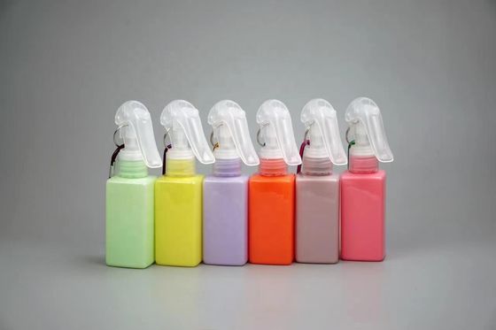 Impresión en pantalla Botella de pulverización de gatillo de forma cuadrada de 100 ml con gancho mental portátil